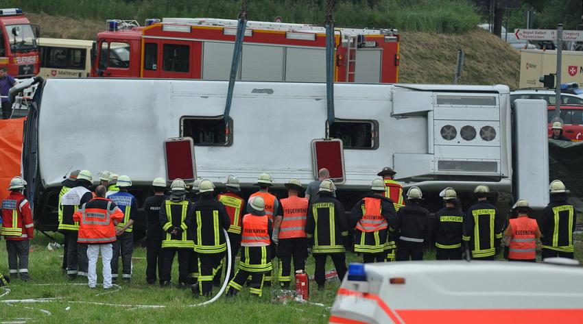 Schwerer Unfall mit Reisebus Lohmar Donrather Dreieck P543.JPG
